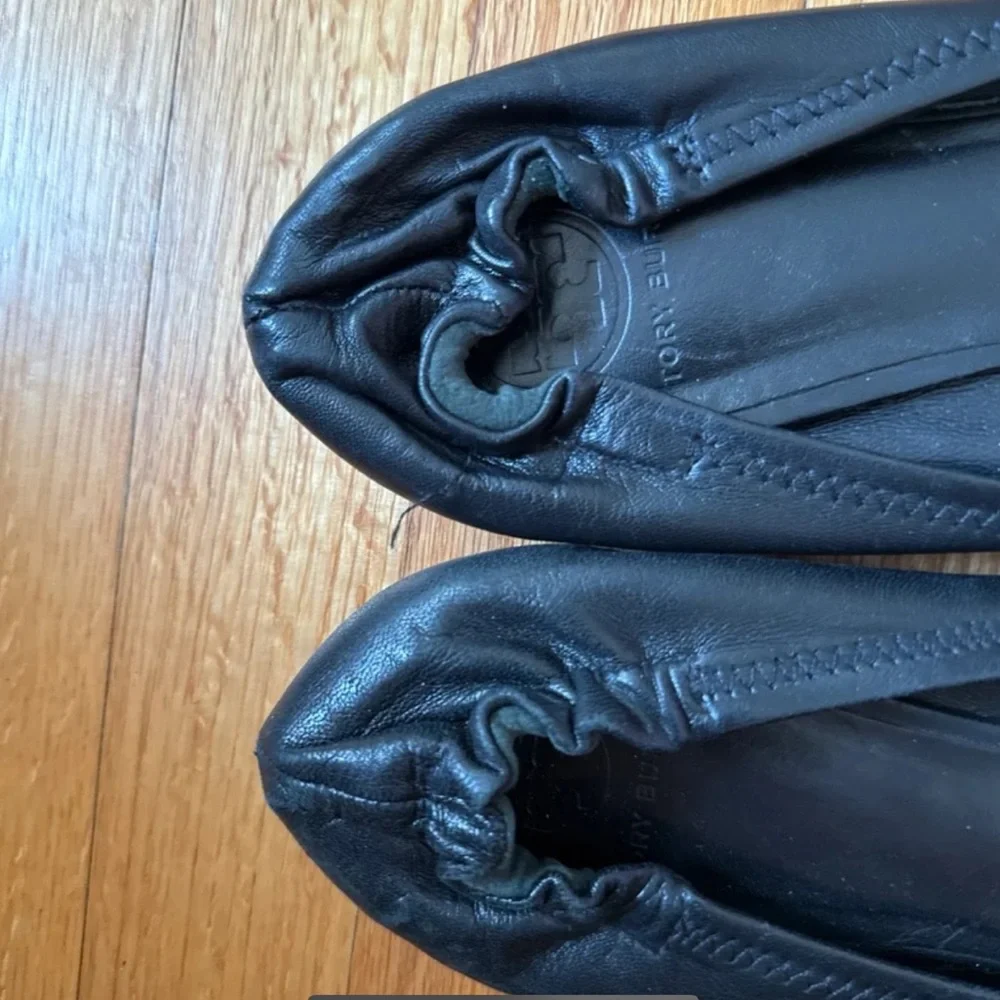 Tory Burch Black Leather Flats with Gold Logo - Picture 5 of 12
